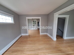 47 Pearl St, Unit 2 in Medford, MA - Foto de edificio - Building Photo