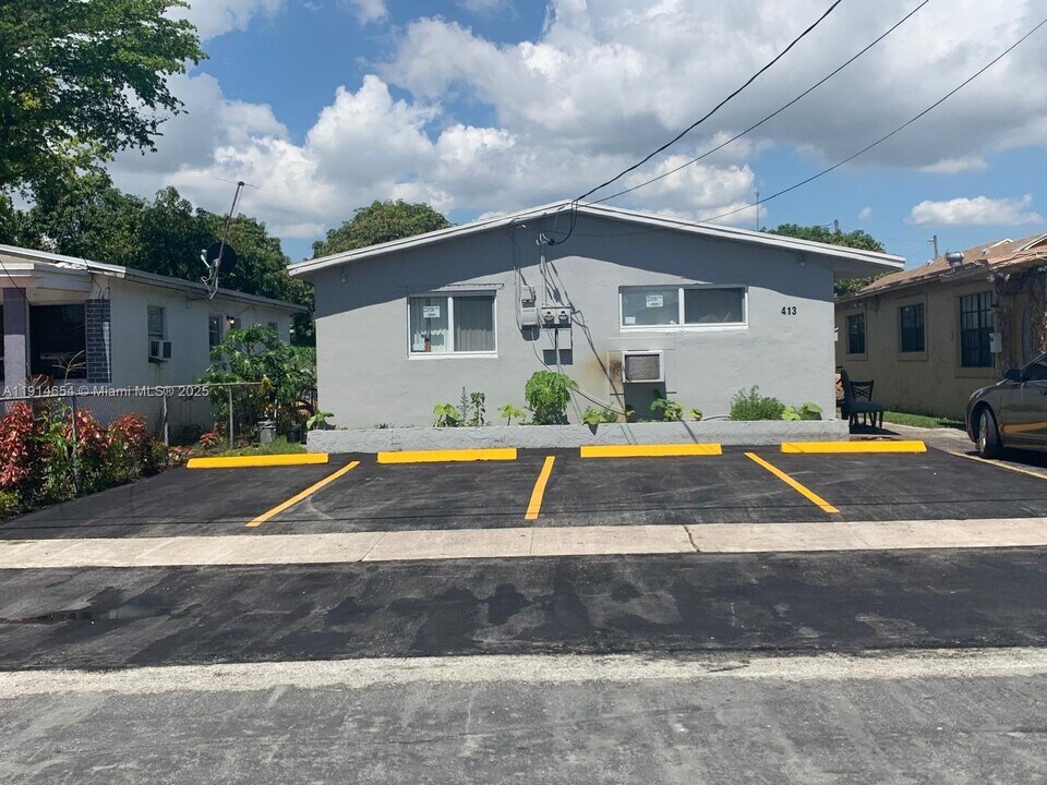 413 NW 4th Ave in Hallandale Beach, FL - Building Photo