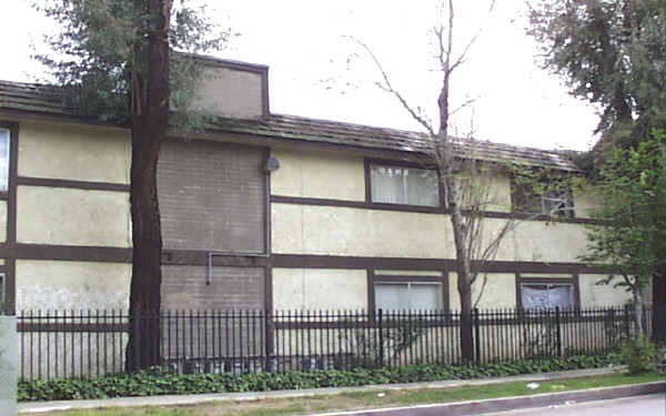 6933 Milwood Ave in Canoga Park, CA - Foto de edificio - Building Photo