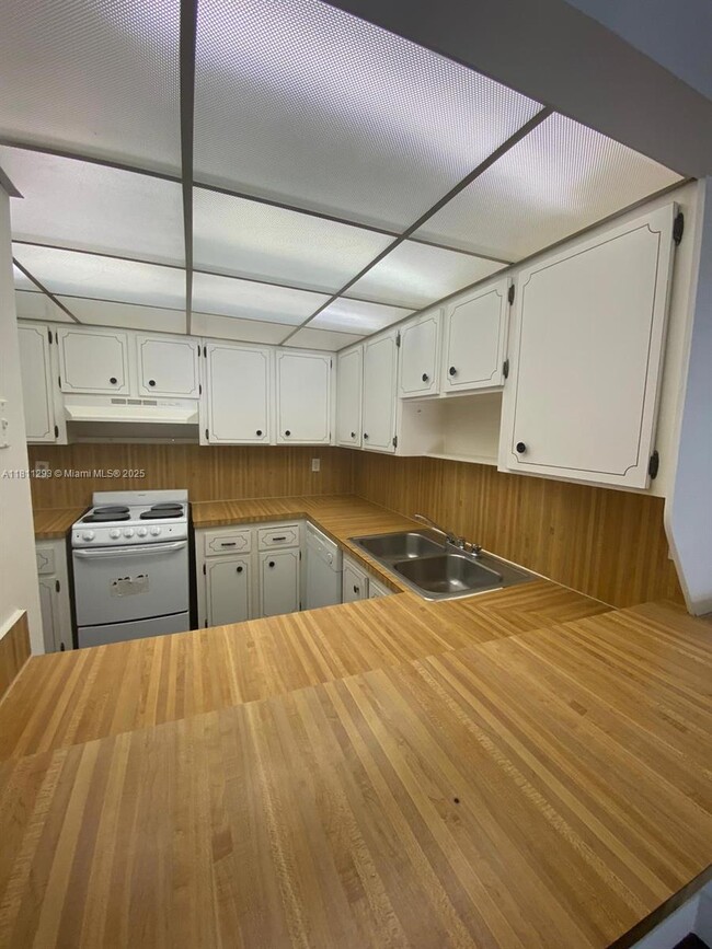 6960 Miami Gardens Dr in Hialeah, FL - Building Photo - Building Photo