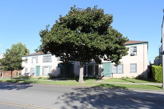 200 S Doheny Dr in Beverly Hills, CA - Foto de edificio - Building Photo