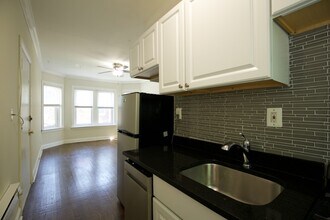 6465 W Roscoe St in Chicago, IL - Building Photo - Building Photo