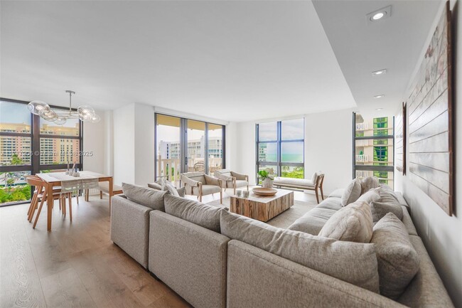 1121 Crandon Blvd in Key Biscayne, FL - Foto de edificio - Building Photo