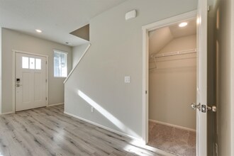 31547 NW North Ave in North Plains, OR - Foto de edificio - Building Photo