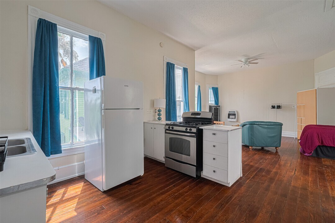 1724 Postoffice St-Unit -4 in Galveston, TX - Building Photo