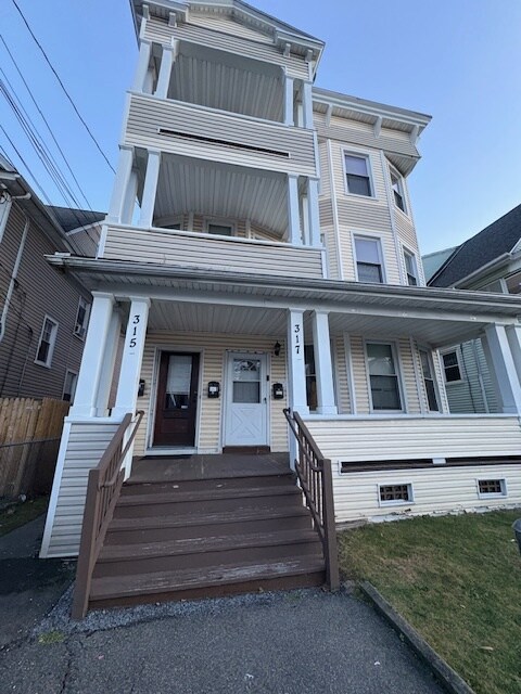 315 Maplewood Ave in Bridgeport, CT - Building Photo