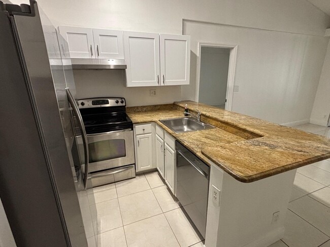 811 Lyons Rd in Coconut Creek, FL - Building Photo - Building Photo