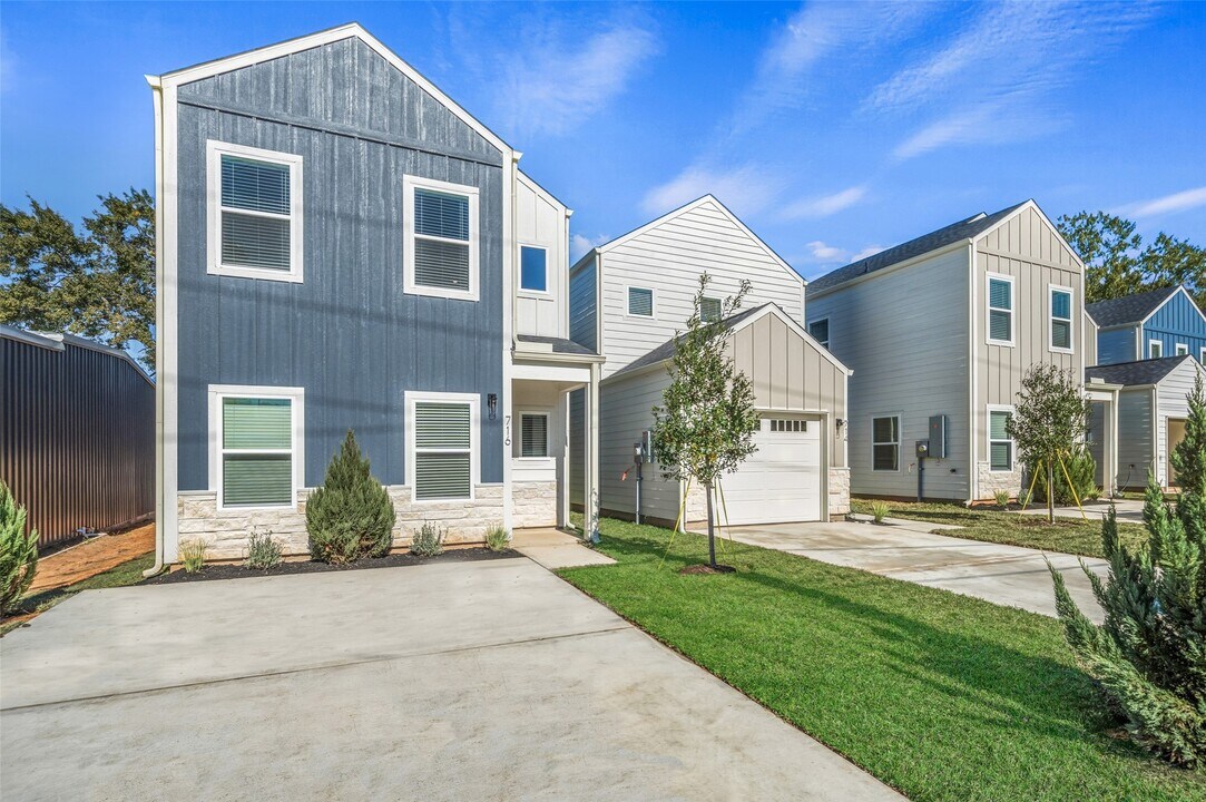 716 W Dallas St in Conroe, TX - Building Photo