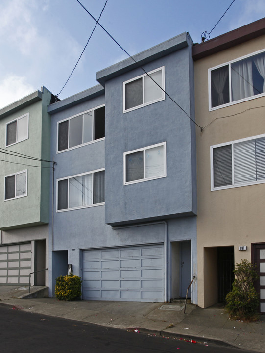 887 Bellevue Ave in Daly City, CA - Building Photo