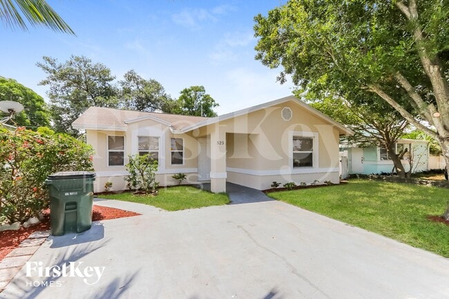 525 20th Ave N in Lake Worth Beach, FL - Foto de edificio - Building Photo