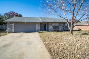 1355 N Plum Tree Dr in Fayetteville, AR - Building Photo