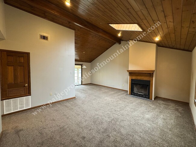 605 Cooper Estates Dr in Mountain Home, AR - Foto de edificio - Building Photo