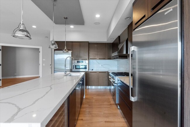 650 N Morgan St, Unit 404 in Chicago, IL - Building Photo - Building Photo