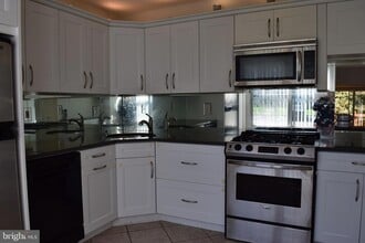 57 Goodwin Dr in North Brunswick, NJ - Foto de edificio - Building Photo