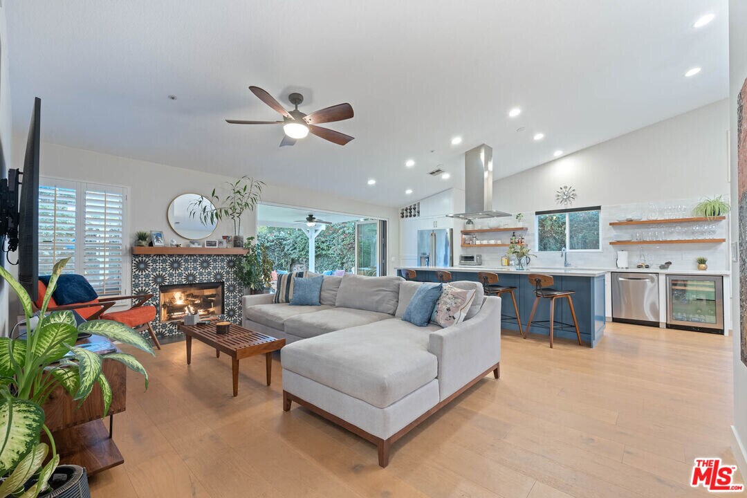 1220 Dincara Rd in Burbank, CA - Building Photo