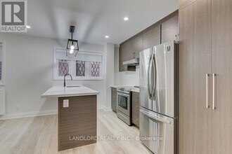 2520 Bloor St W in Toronto, ON - Building Photo - Building Photo