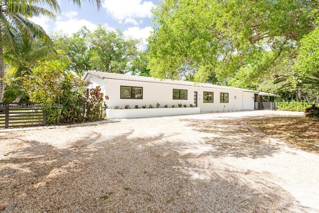 10500 SW 72nd Ave in Pinecrest, FL - Building Photo - Building Photo