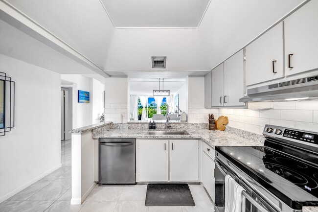 3581 S Ocean Blvd in South Palm Beach, FL - Building Photo - Building Photo