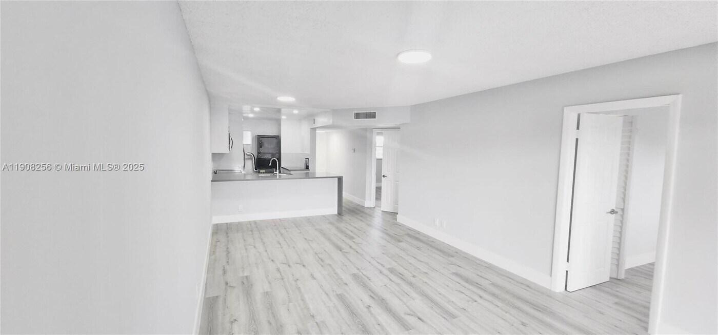 8040 Colony Cir N, Unit # 309 in Tamarac, FL - Building Photo