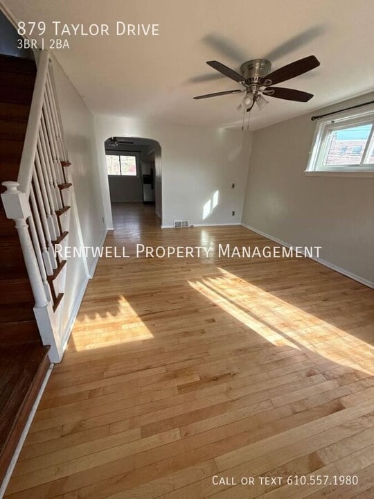 879 Taylor Dr in Folcroft, PA - Building Photo