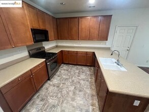 201 Whimbrel Cir in Pittsburg, CA - Building Photo - Building Photo