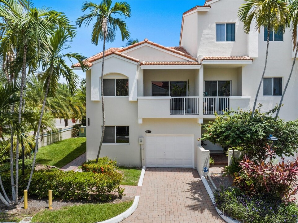 21399 Marina Cove Cir in Aventura, FL - Building Photo