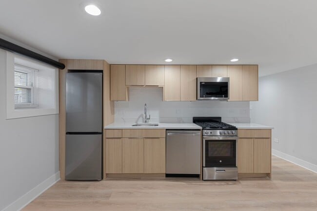 7600 N Sheridan Rd, Unit B1 in Chicago, IL - Building Photo - Building Photo