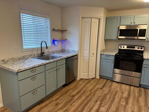 309 Lithia Ave, Unit 305 Lithia Ave in Talent, OR - Building Photo - Building Photo