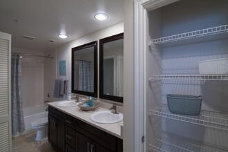 5135 Glenmont Dr in Houston, TX - Building Photo - Building Photo