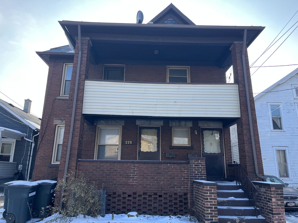 225 W 18th St in Erie, PA - Building Photo