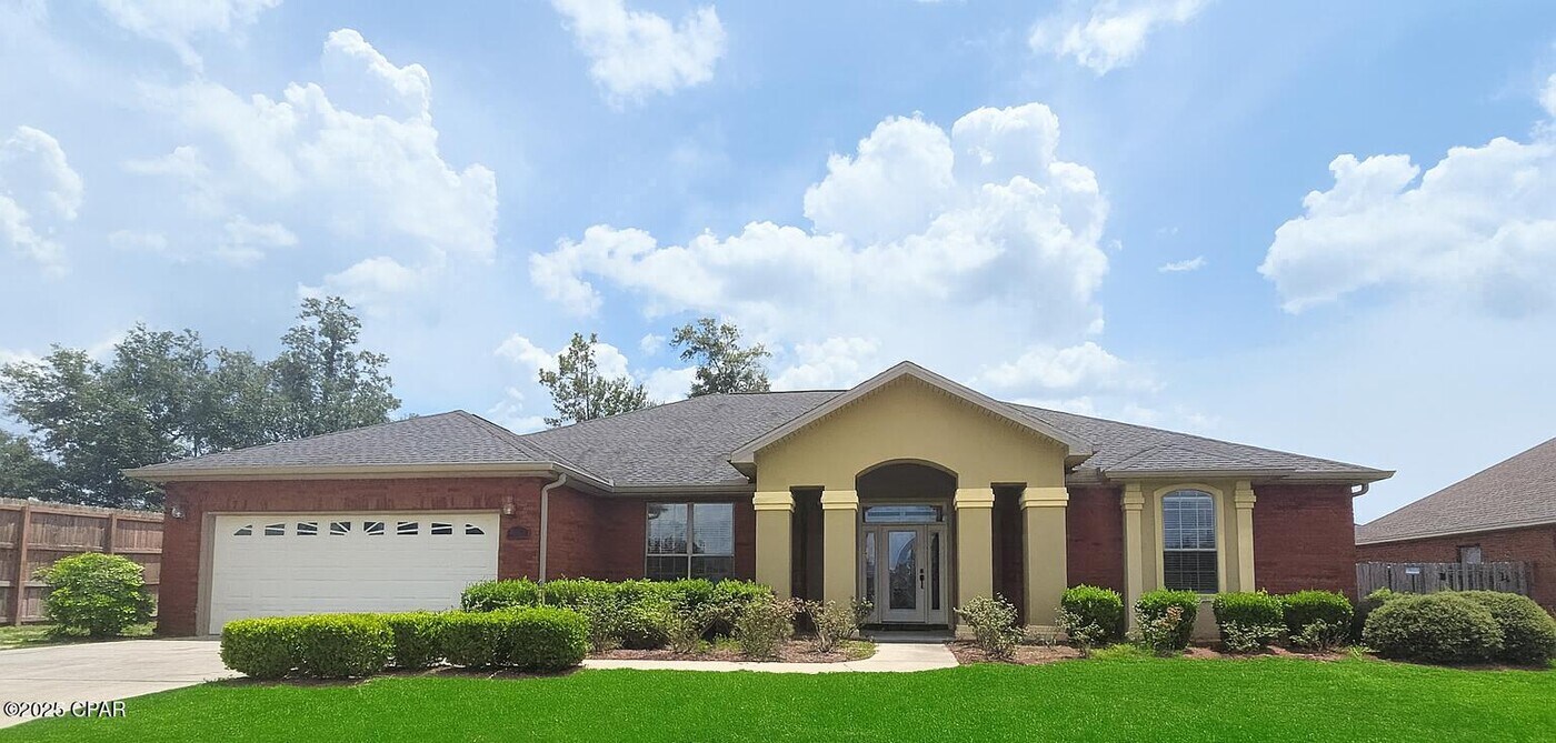 3401 Hillcrest Dr in Panama City, FL - Building Photo