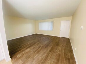 10851 Moorpark St in North Hollywood, CA - Foto de edificio - Building Photo