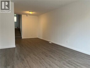 121 Markwood Dr in Kitchener, ON - Building Photo - Building Photo