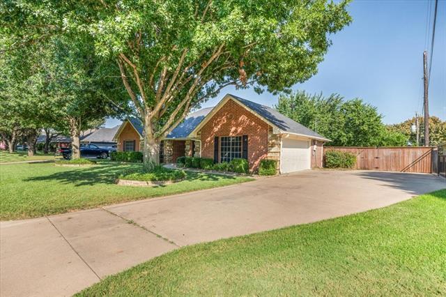 413 Flagstone Dr in Burleson, TX - Building Photo