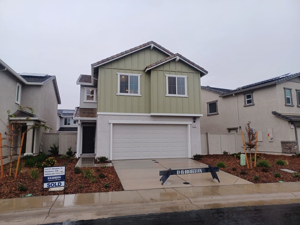 2297 Shady Tree Cir in Roseville, CA - Foto de edificio