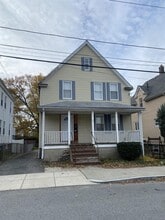 64 Paris St, Unit 1 in Medford, MA - Foto de edificio - Building Photo
