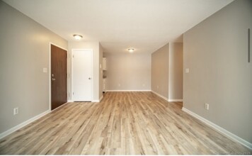 28 Woodland Dr in Cromwell, CT - Building Photo - Building Photo