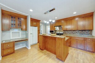8566-109B 109b St in Delta, BC - Building Photo