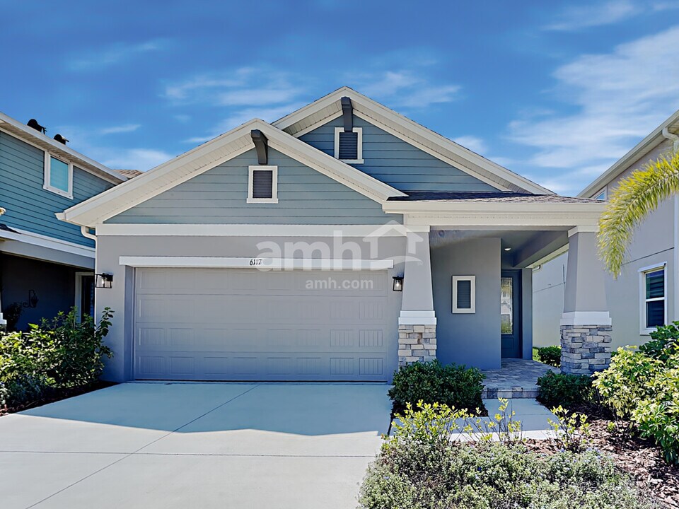 6117 Voyagers Pl in Apollo Beach, FL - Foto de edificio