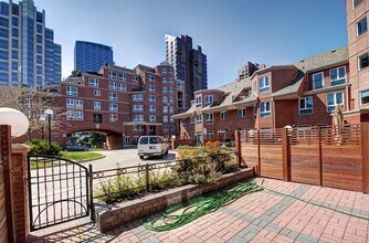 400-4400 Eau Claire Ave SW in Calgary, AB - Building Photo - Building Photo