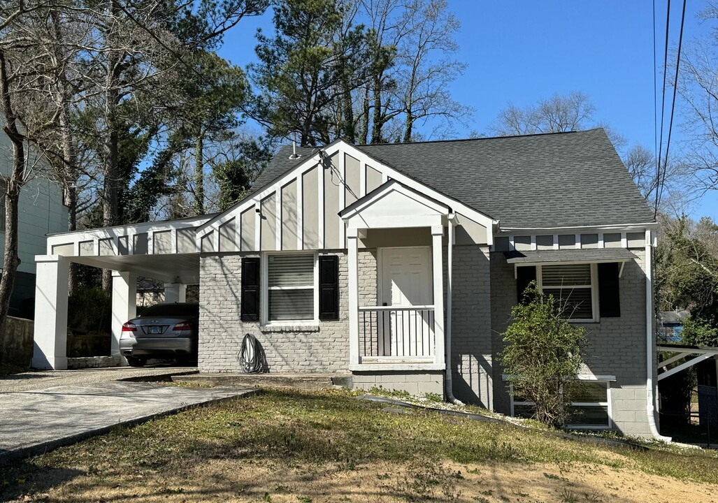 1307 Lorenzo Dr SW in Atlanta, GA - Building Photo