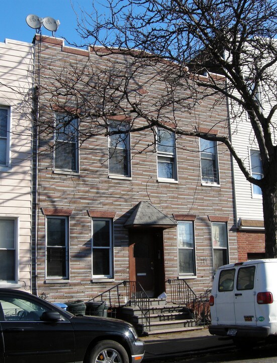 413 Fairview Ave in Flushing, NY - Building Photo