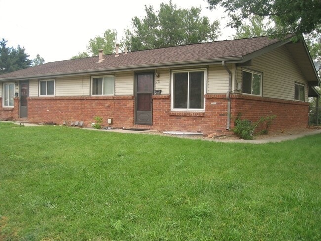 property at 700-702-702 S Lashley Ln