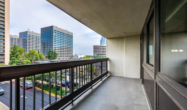 5501 Seminary Rd, Unit 402 S in Falls Church, VA - Foto de edificio - Building Photo