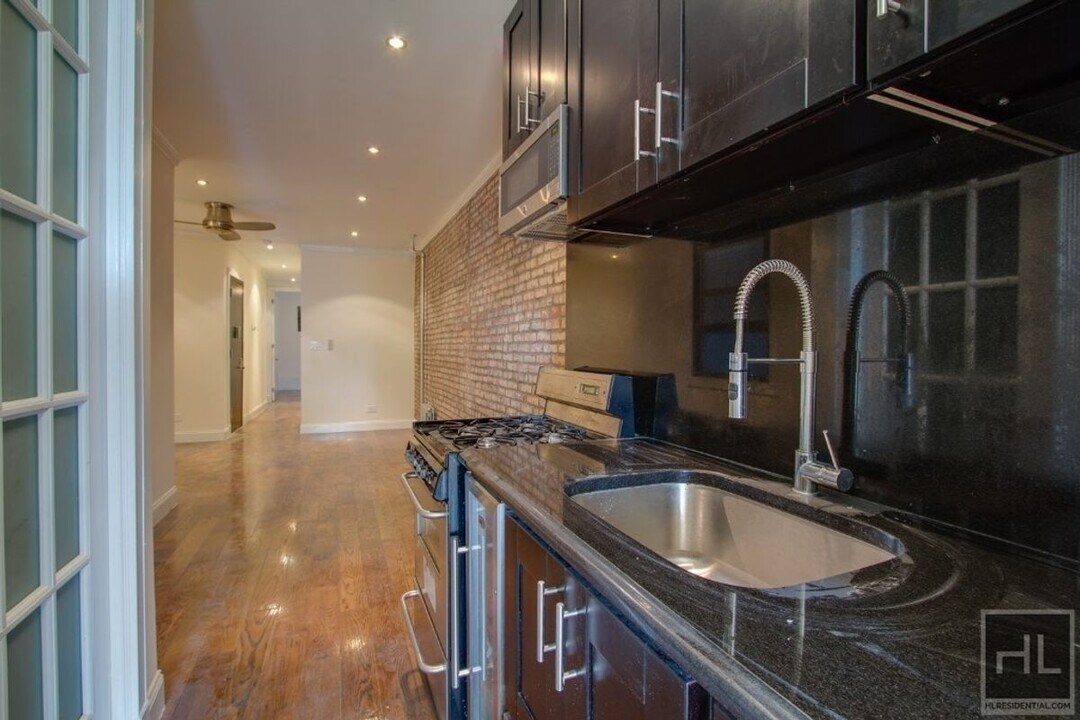 W 128th St, Unit 4D in New York, NY - Building Photo