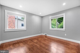 14402 Woodcrest Dr in Rockville, MD - Building Photo - Building Photo