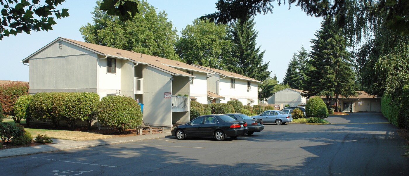 Salem Manor in Salem, OR - Building Photo