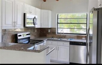 10572 NW 7th Terrace in Miami, FL - Building Photo - Building Photo