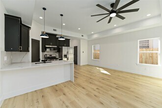 4605 Siegel St in Houston, TX - Foto de edificio - Building Photo