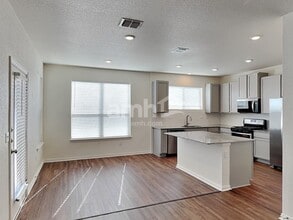 2726 Wolfcreek in Canyon Lake, TX - Foto de edificio - Building Photo